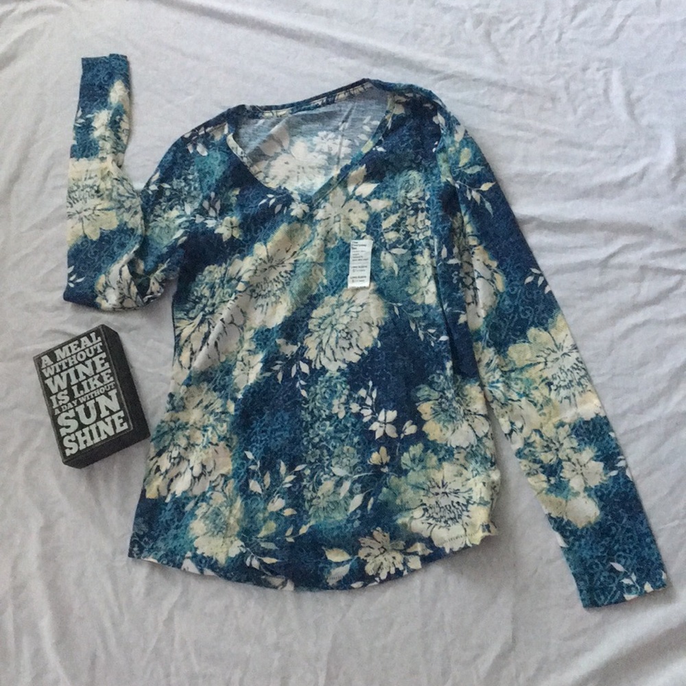 Sale 🛍 Long Sleeve V-Neck Tee Small NWT